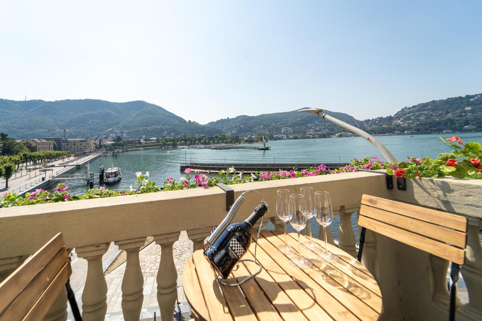 Appartamento Esclusivo Fronte Lago, In Centro A Como Con Garage Extérieur photo