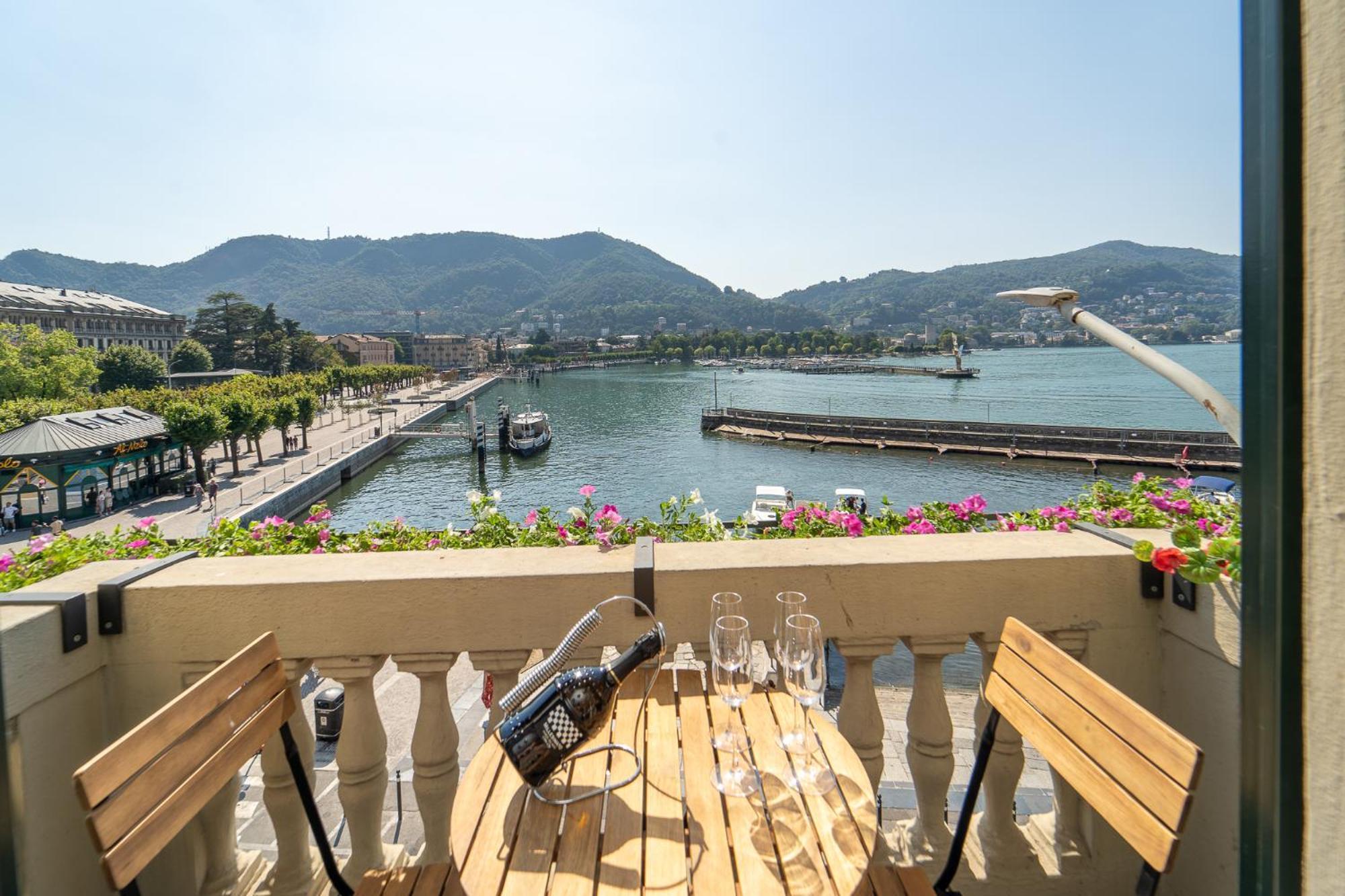 Appartamento Esclusivo Fronte Lago, In Centro A Como Con Garage Extérieur photo