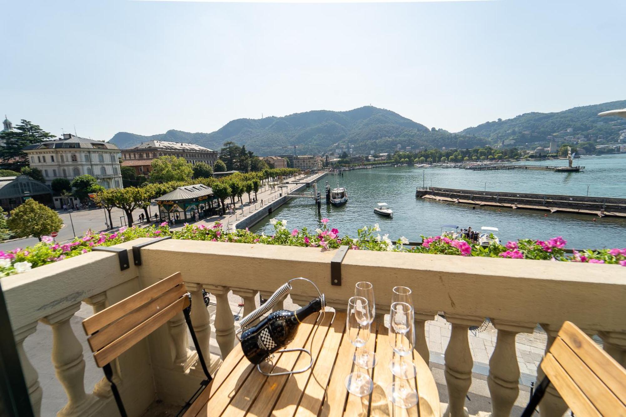Appartamento Esclusivo Fronte Lago, In Centro A Como Con Garage Extérieur photo