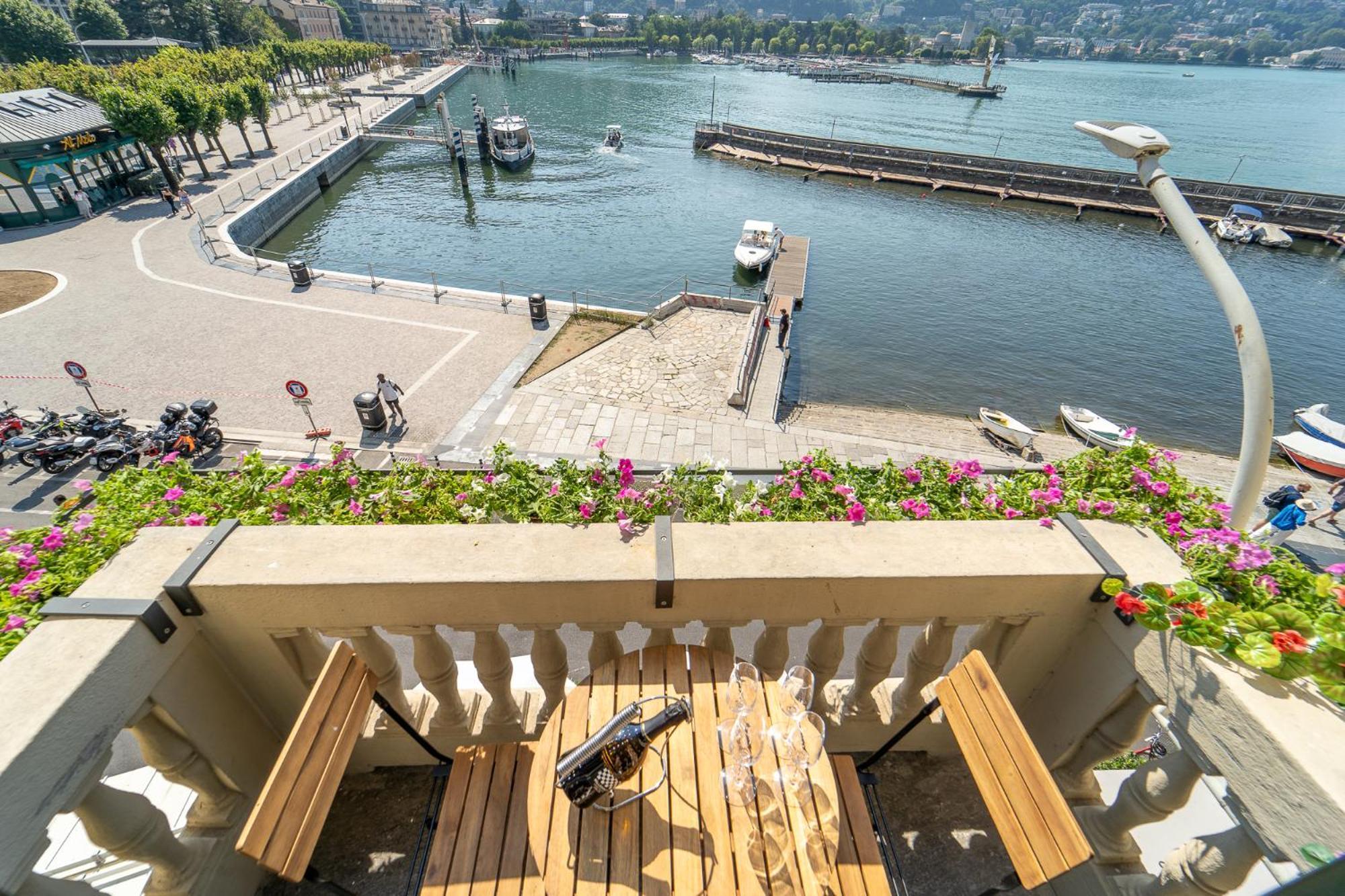 Appartamento Esclusivo Fronte Lago, In Centro A Como Con Garage Extérieur photo
